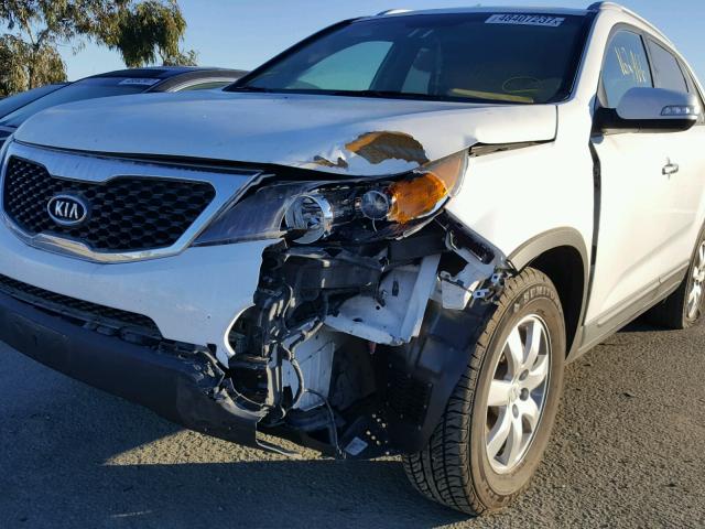 5XYKT4A66DG399233 - 2013 KIA SORENTO LX WHITE photo 9