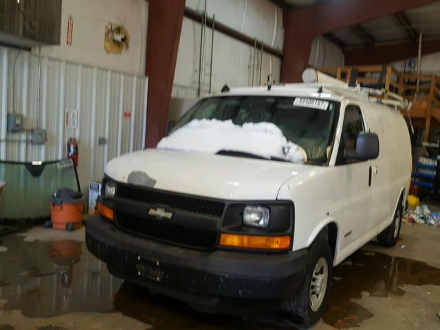 1GCGG25V661173860 - 2006 CHEVROLET EXPRESS G2 WHITE photo 2