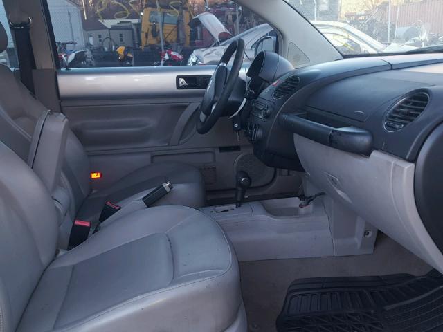 3VWEW31CX7M508642 - 2007 VOLKSWAGEN NEW BEETLE 银色 照片 5