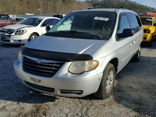 2C4GP44R75R237169 - 2005 CHRYSLER TOWN & COU SILVER photo 2