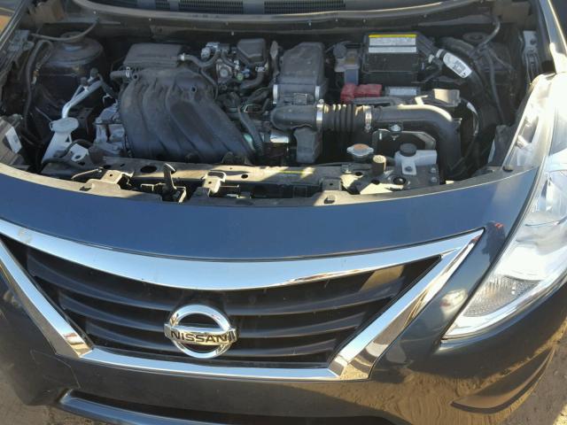 3N1CN7APXGL867019 - 2016 NISSAN VERSA S GRAY photo 7