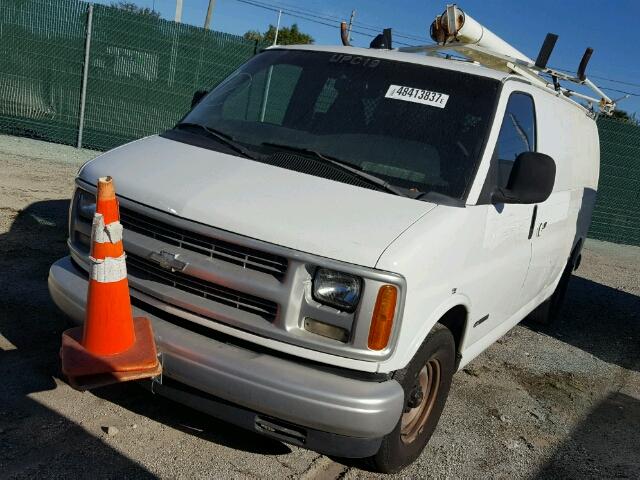 1GCEG15W1V1086327 - 1997 CHEVROLET EXPRESS G1 WHITE photo 2