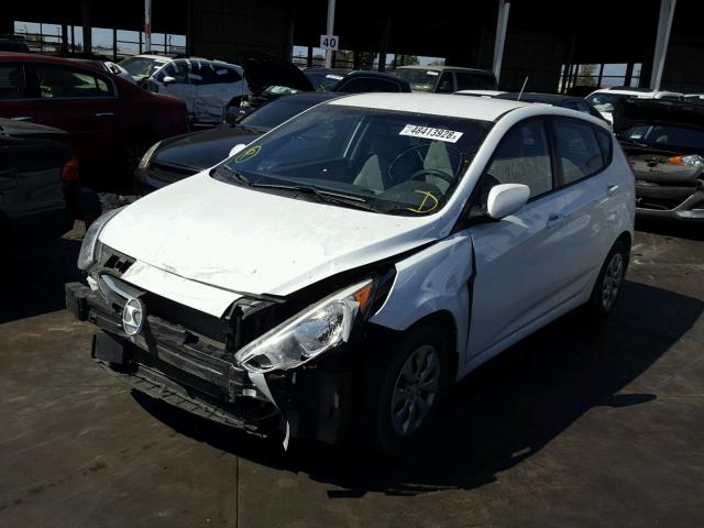 KMHCT5AE6GU289699 - 2016 HYUNDAI ACCENT SE WHITE photo 2