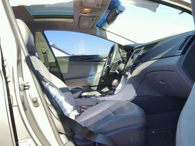 5NPEC4AB2DH610768 - 2013 HYUNDAI SONATA SE 灰色 照片 5