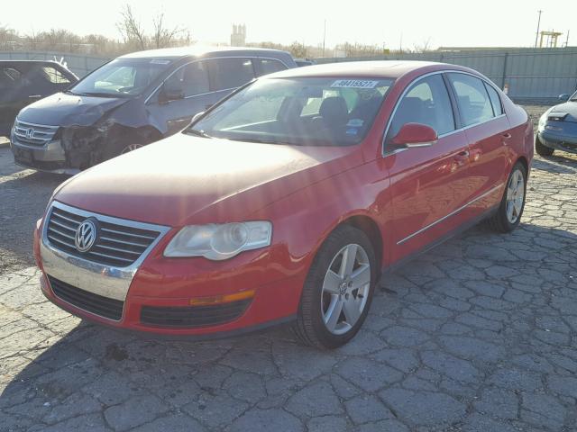 WVWAK73C28E085614 - 2008 VOLKSWAGEN PASSAT KOM RED photo 2