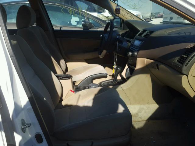 3HGCM56465G702255 - 2005 HONDA ACCORD LX WHITE photo 5