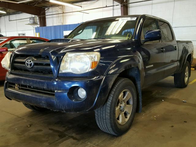 5TEMU52N78Z566938 - 2008 TOYOTA TACOMA DOU BLUE photo 2