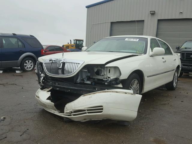 1LNHM83V46Y615069 - 2006 LINCOLN TOWN CAR D WHITE photo 2