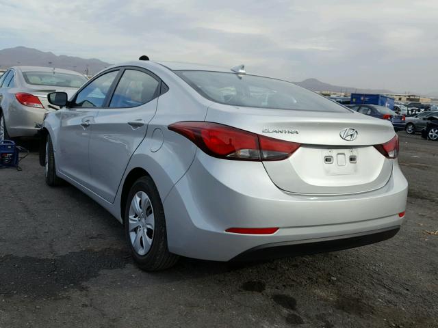 5NPDH4AE1GH746742 - 2016 HYUNDAI ELANTRA SE SILVER photo 3