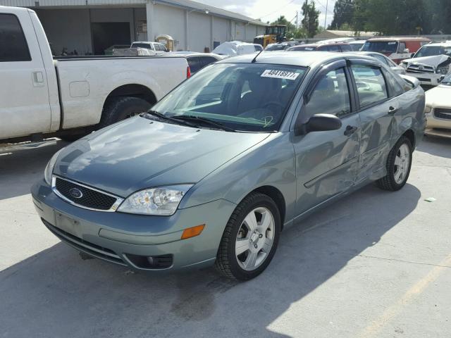 1FAFP34N85W252313 - 2005 FORD FOCUS ZX4 GREEN photo 2