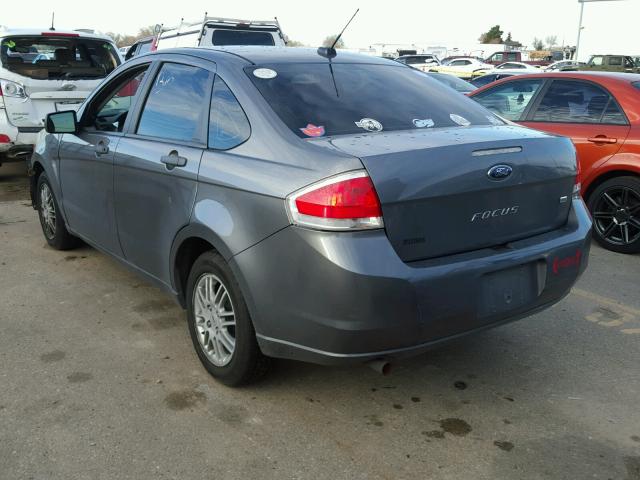 1FAHP3FN3AW243003 - 2010 FORD FOCUS SE GRAY photo 3