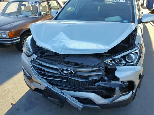 5XYZU3LB4HG396272 - 2017 HYUNDAI SANTA FE S SILVER photo 9