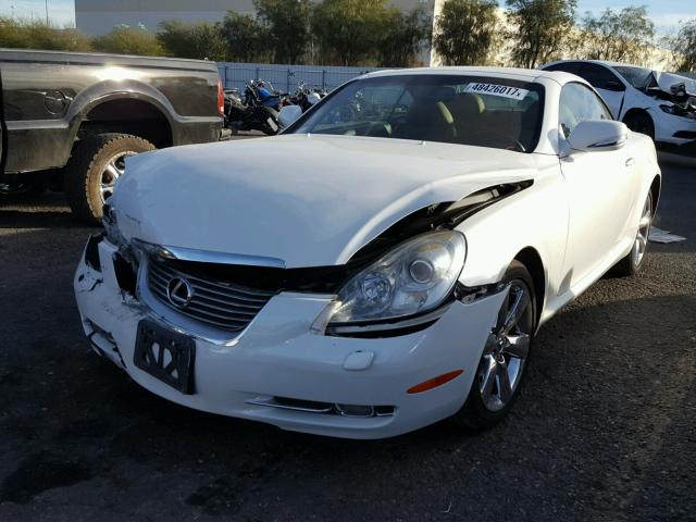 JTHFN2EYXA9021584 - 2010 LEXUS SC 430 WHITE photo 2