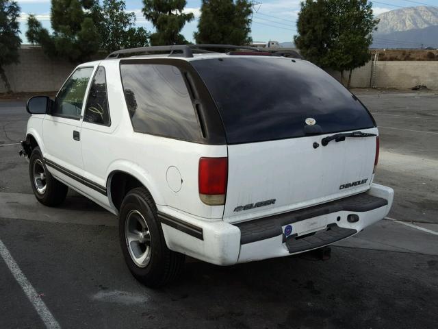 1GNCS18W91K100245 - 2001 CHEVROLET BLAZER WHITE photo 2