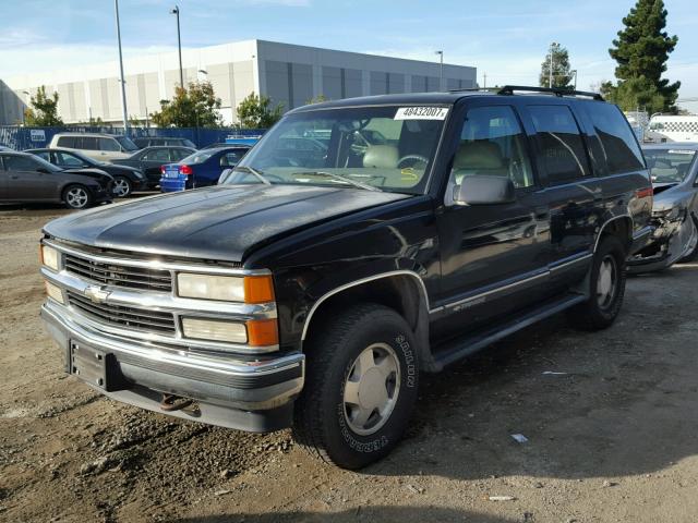 1GNEK13RXWJ305757 - 1998 CHEVROLET TAHOE K150 BLACK photo 2