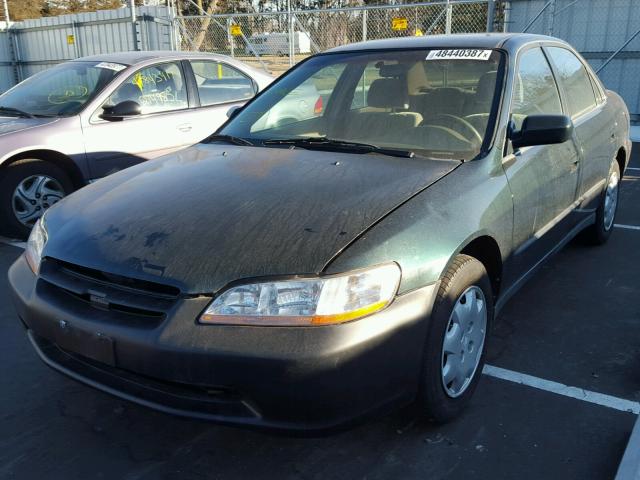 1HGCG564XWA077074 - 1998 HONDA ACCORD LX GREEN photo 2