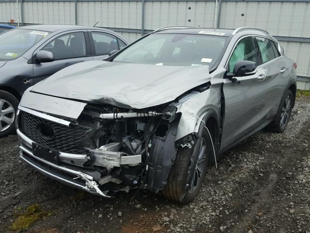 SJKCH5CR2JA043261 - 2018 INFINITI QX30 BASE GRAY photo 2