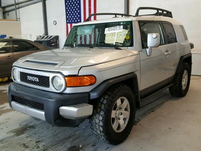 JTEZU11F970001223 - 2007 TOYOTA FJ CRUISER GRAY photo 2