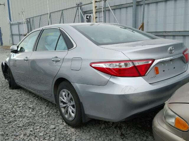 4T1BF1FK3GU567405 - 2016 TOYOTA CAMRY LE Silber Foto 3