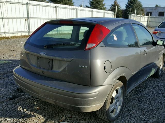 3FAFP31N35R127646 - 2005 FORD FOCUS ZX3 GRAY photo 4