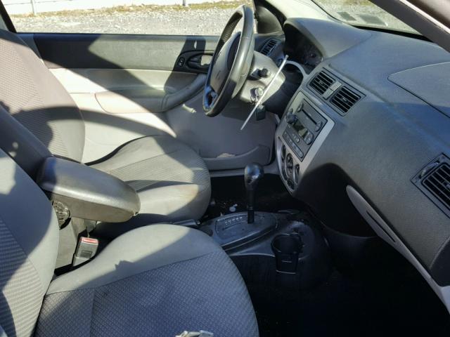 3FAFP31N35R127646 - 2005 FORD FOCUS ZX3 GRAY photo 5