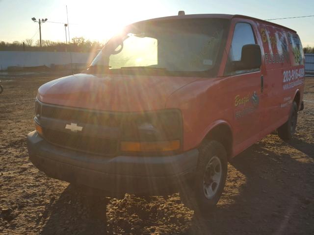 1GCGG25U351238394 - 2005 CHEVROLET EXPRESS G2 RED photo 2