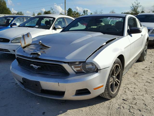 1ZVBP8AN6A5173553 - 2010 FORD MUSTANG SILVER photo 2