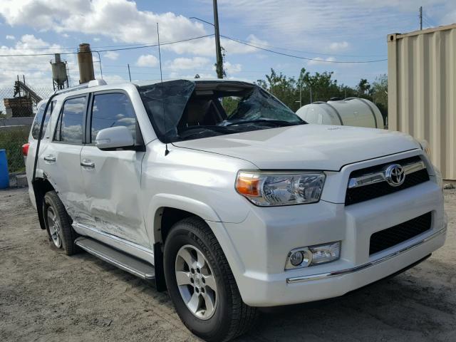 JTEBU5JR6D5122390 - 2013 TOYOTA 4RUNNER SR WHITE photo 1