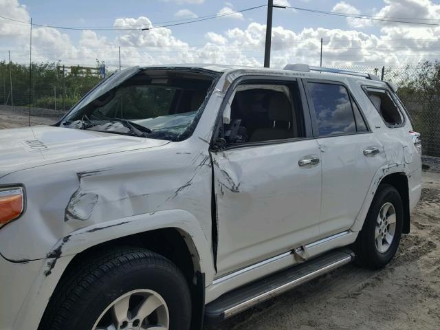 JTEBU5JR6D5122390 - 2013 TOYOTA 4RUNNER SR WHITE photo 8