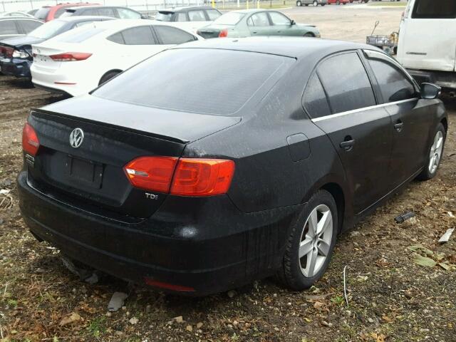 3VWDL7AJ3BM057816 - 2011 VOLKSWAGEN JETTA TDI BLACK photo 4