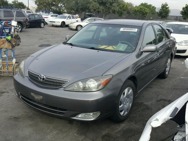 JTDBE32K420034097 - 2002 TOYOTA CAMRY LE GRAY photo 2