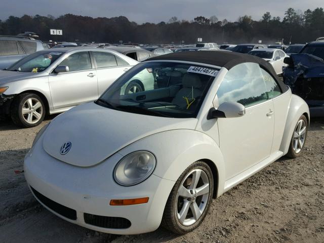 3VWFF31Y07M421445 - 2007 VOLKSWAGEN NEW BEETLE WHITE photo 2