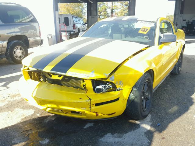 1ZVFT80N255191214 - 2005 FORD MUSTANG YELLOW photo 2