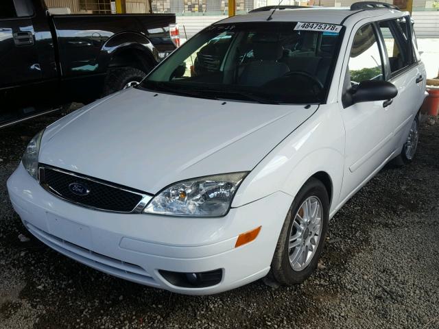 1FAFP36N26W119240 - 2006 FORD FOCUS ZXW WHITE photo 2