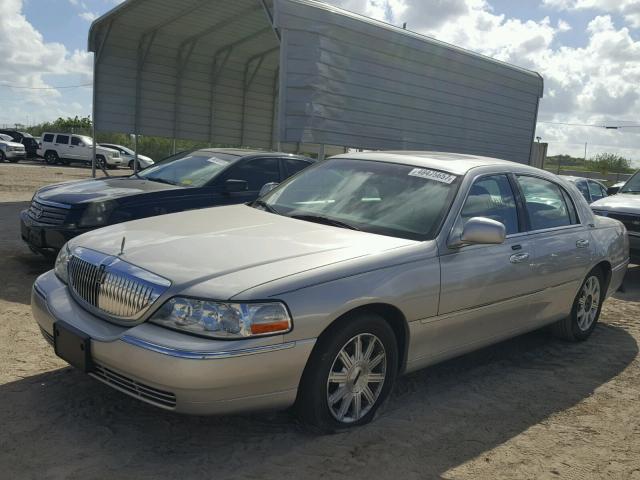 1LNHM82V86Y645211 - 2006 LINCOLN TOWN CAR S BEIGE photo 2