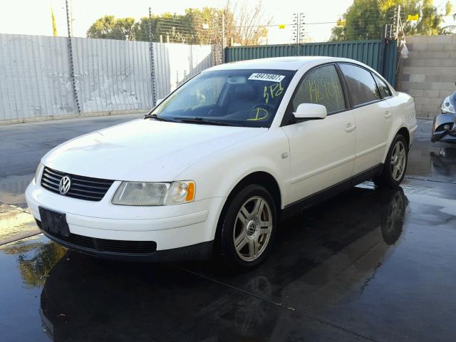 WVWBH63B41P001579 - 2001 VOLKSWAGEN PASSAT GLX WHITE photo 2