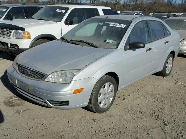 1FAFP34N17W258117 - 2007 FORD FOCUS ZX4 SILVER photo 2