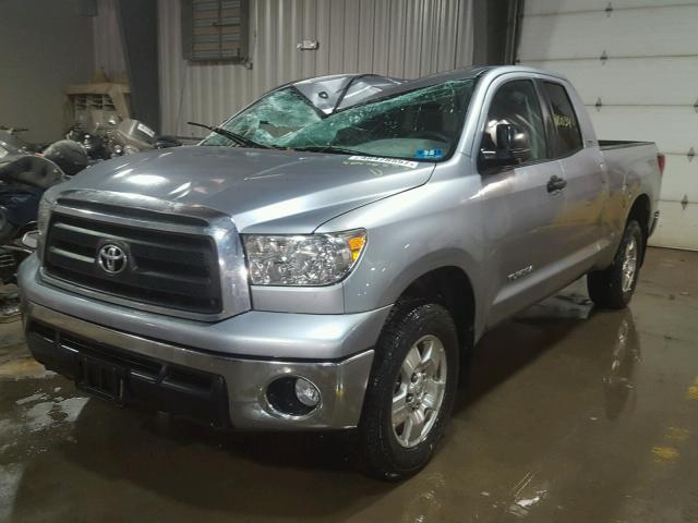 5TFUM5F12DX044999 - 2013 TOYOTA TUNDRA DOU SILVER photo 2