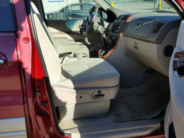 KNDUP131856644034 - 2005 KIA SEDONA EX RED photo 5