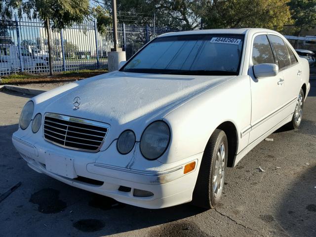 WDBJF65J0YB149238 - 2000 MERCEDES-BENZ E 320 WHITE photo 2