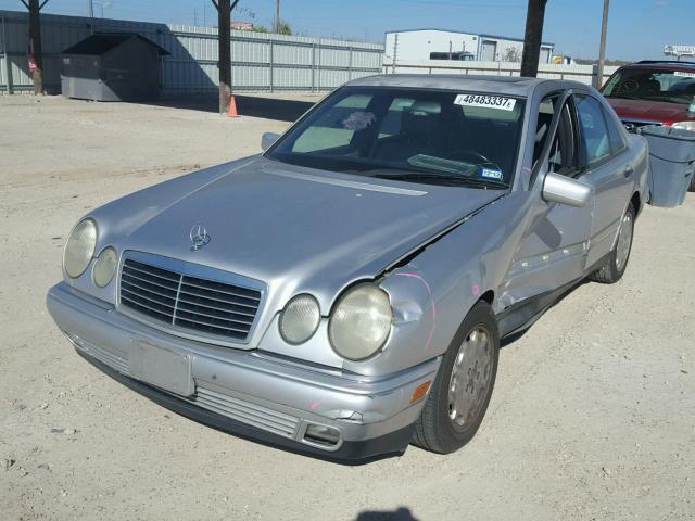 WDBJF55F2VA384120 - 1997 MERCEDES-BENZ E 320 SILVER photo 2