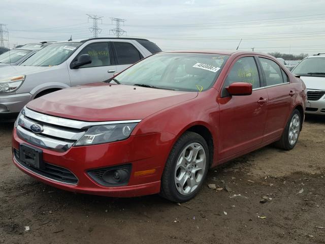 3FAHP0HG2AR311436 - 2010 FORD FUSION SE RED photo 2