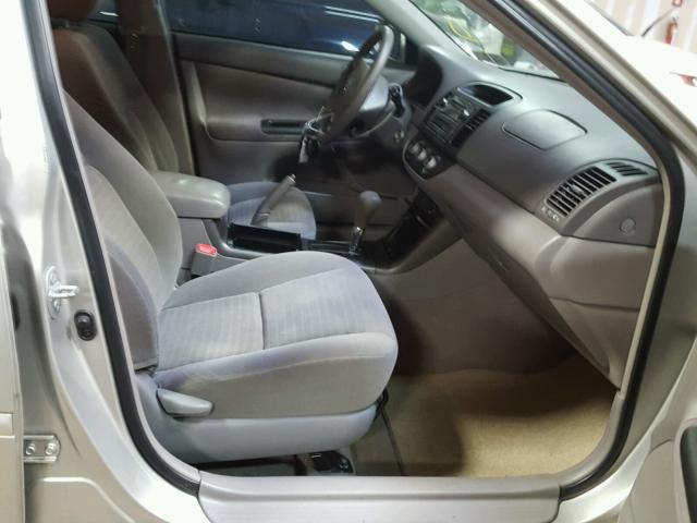 4T1BE32K95U951383 - 2005 TOYOTA CAMRY LE 银色 照片 5