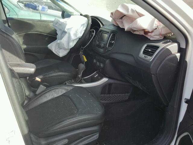 3C4NJCBB9JT195006 - 2018 JEEP COMPASS LA WHITE photo 5