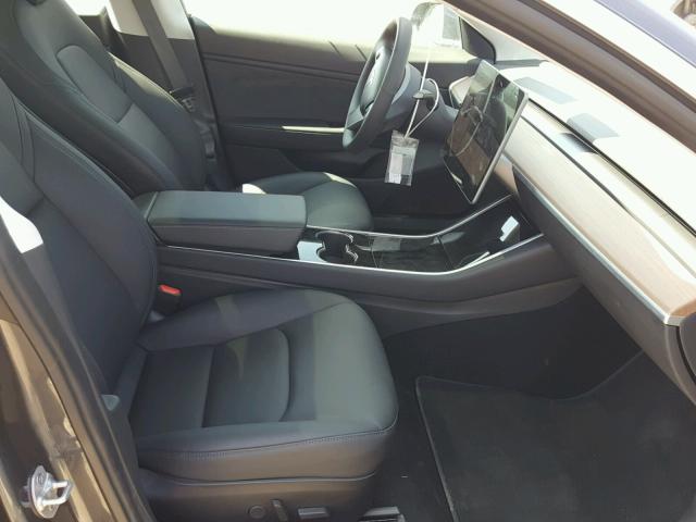 5YJ3E1EAXJF052132 - 2018 TESLA MODEL 3 ნაცრისფერი ფოტო 5