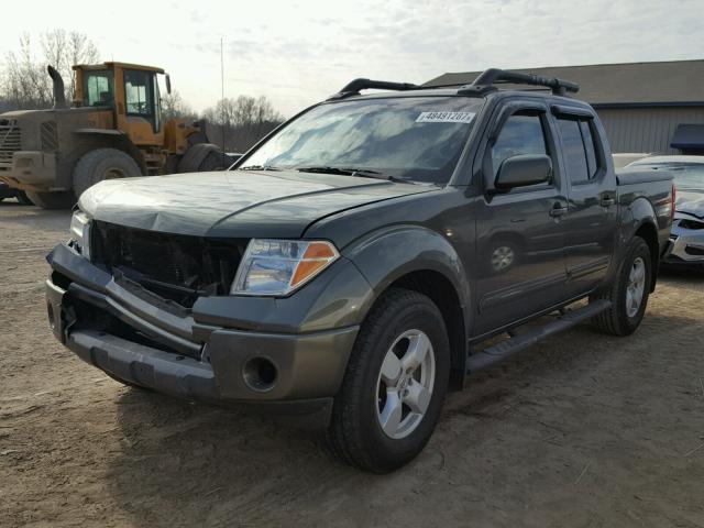 1N6AD07U15C420662 - 2005 NISSAN FRONTIER C GREEN photo 2