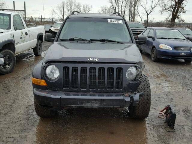 1J4GL38K65W686508 - 2005 JEEP LIBERTY RE BLACK photo 9