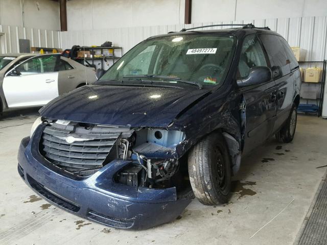 1C4GP45R15B386416 - 2005 CHRYSLER TOWN & COU BLUE photo 2