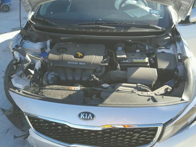 3KPFL4A70HE096476 - 2017 KIA FORTE LX SILVER photo 7