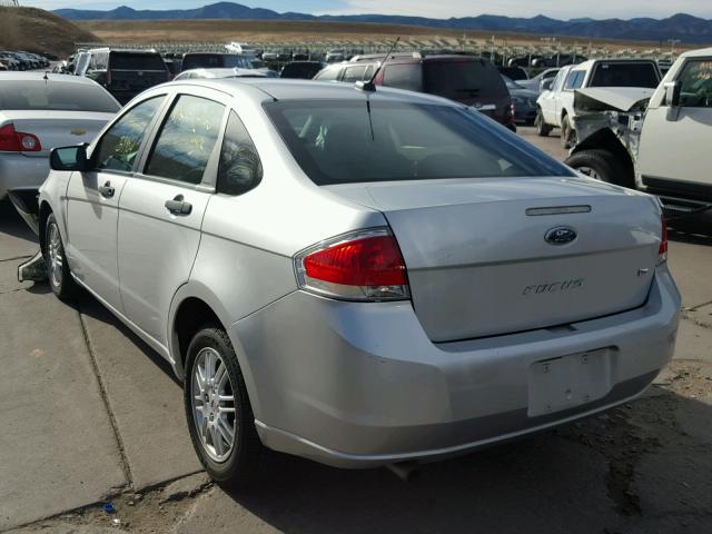 1FAHP3FN9AW194034 - 2010 FORD FOCUS SE GRAY photo 3